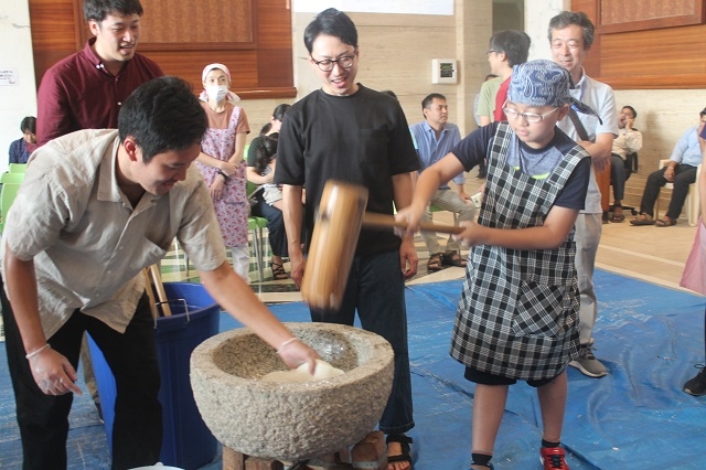 Mr. Hashimoto, Principal of the Mumbai Japanese School watching the children make Mochi