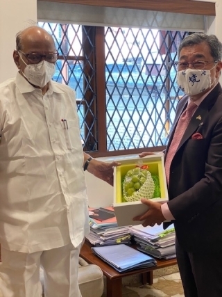 CG presented Mr. Sharad Pawar with Shine Muscat grapes